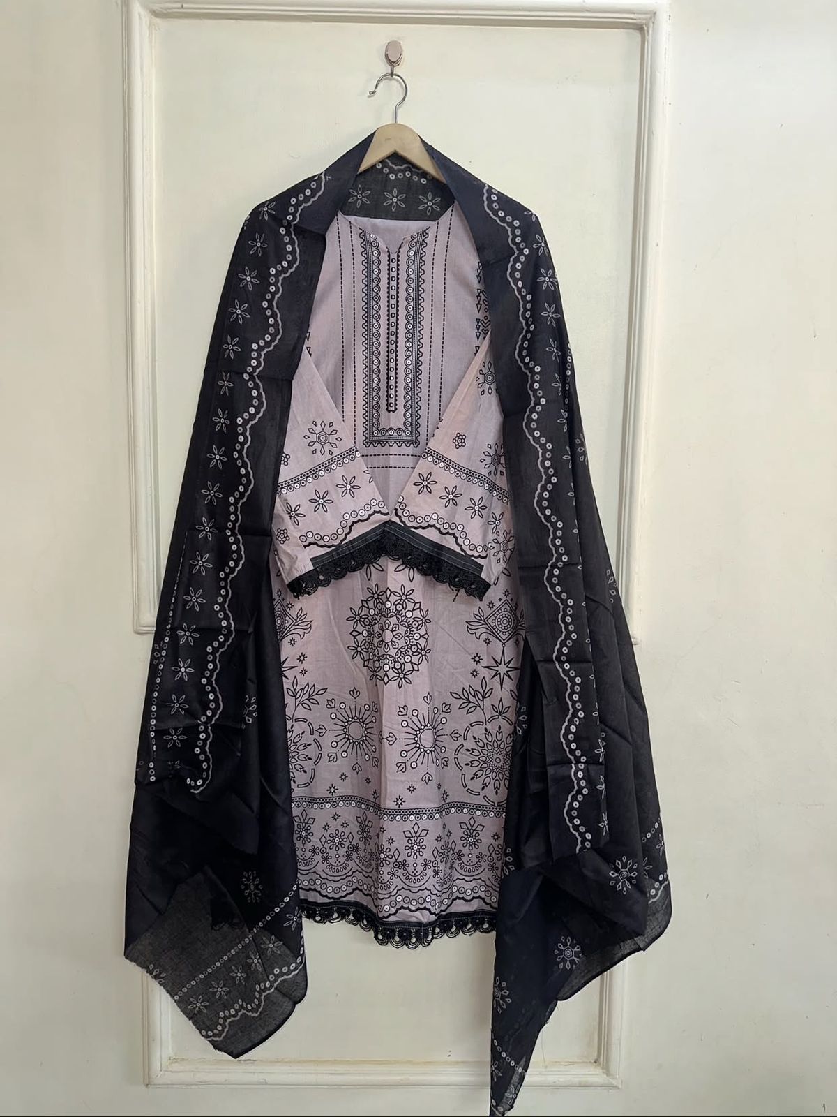 Bosque|Aghanoor Ready-Made Cotton Lawn Suit – Women’s Lace Work Collection