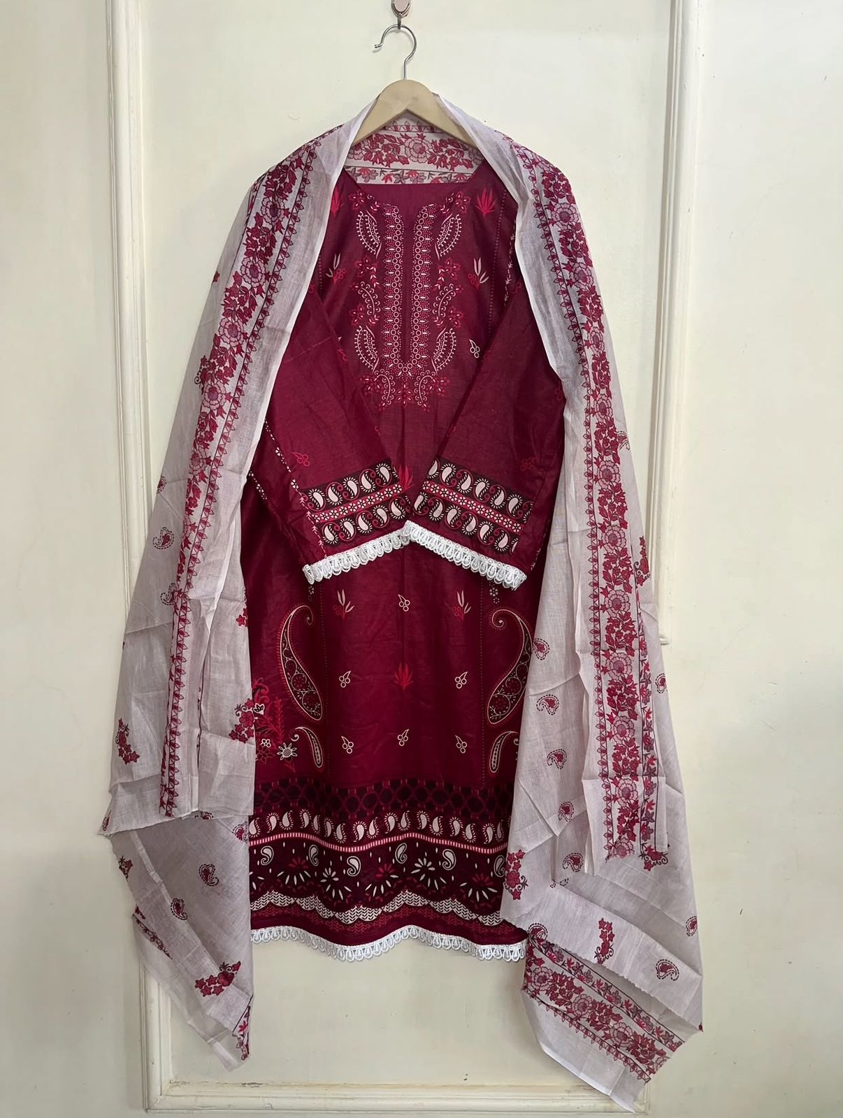 Bosque|Aghanoor Ready-Made Cotton Reddish Lawn Suit – Women’s Lace Work Collection